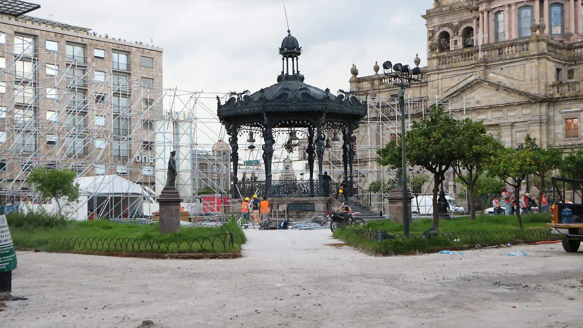 Plaza de Armas lista para el Grito de Independencia